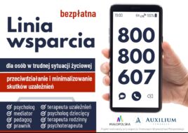 Zdjęcie przedstawia telefon komórkowy na którym zapisany jest numer kontaktowy na infolinię